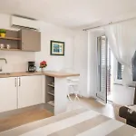 Cavrak With Terrace Gæstehus 4*