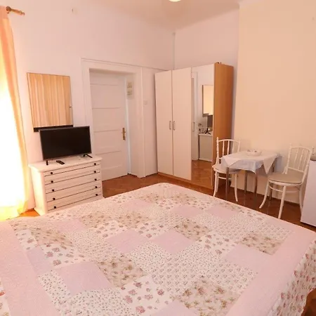 Cavrak With Terrace Pensionat Baška