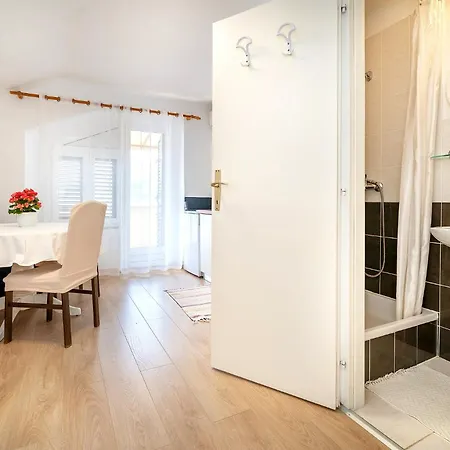 Cavrak With Terrace Pensjonat