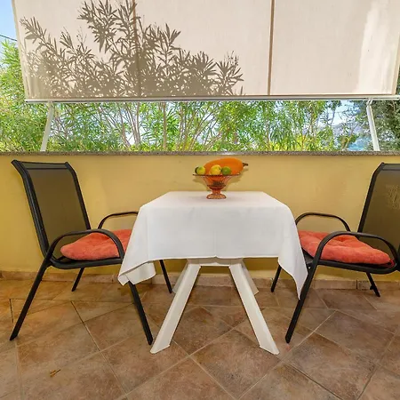 Cavrak With Terrace Gostinjska kuća Baska (Krk)