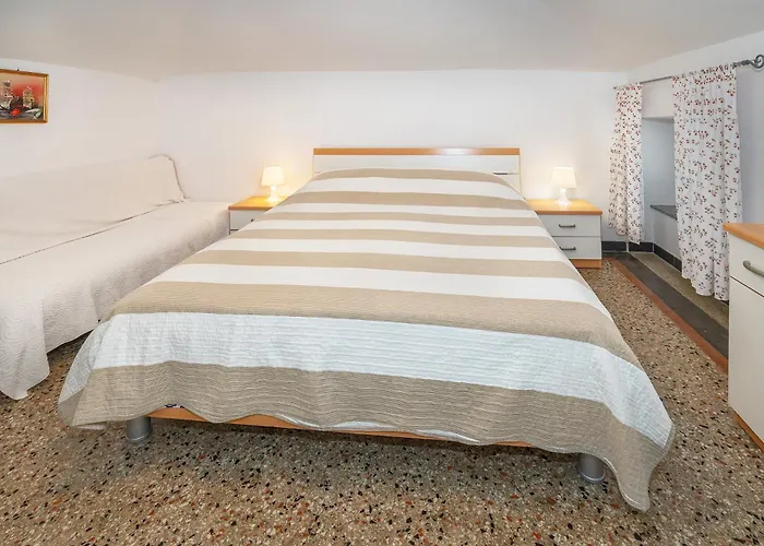 Cavrak With Terrace バスカ