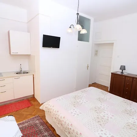 Guest house Cavrak With Terrace Baska (Krk)