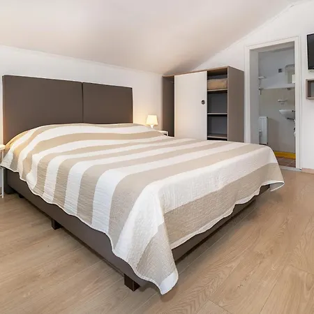 Guest house Cavrak With Terrace Baska (Krk)