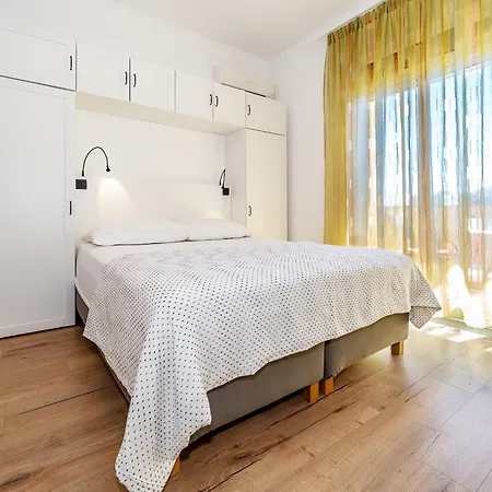 Cavrak With Terrace Guest house