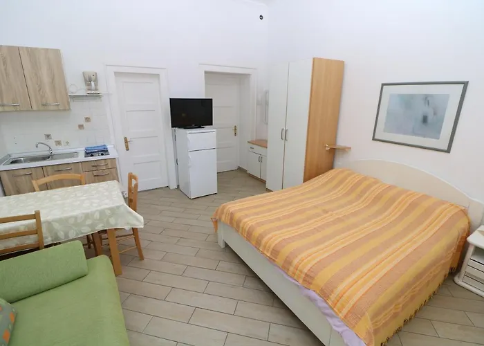 بيت ضيافة Cavrak With Terrace 3*