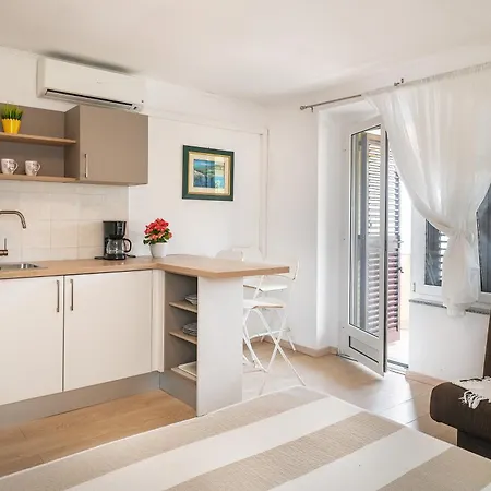 Cavrak With Terrace Gæstehus 4*
